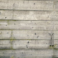 取っ手の付いた古い木製の板壁のテクスチャの写真