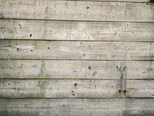 取っ手の付いた古い木製の板壁のテクスチャ