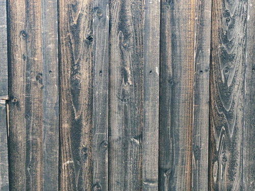 黒い木目の縦板が並ぶ板壁テクスチャ