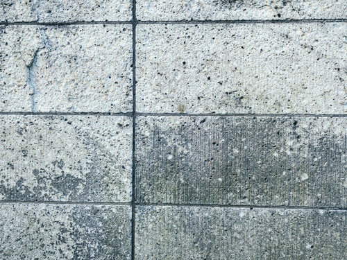 グレー系コンクリートブロック塀の目地がはっきり見えるテクスチャー