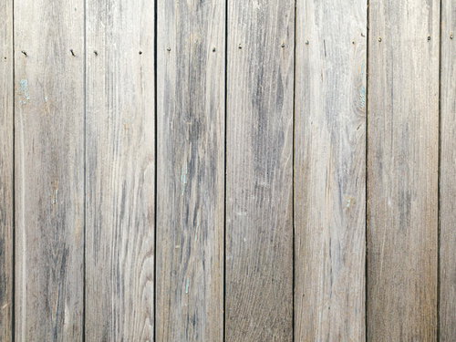 ビスが抜けかけた板壁のテクスチャー