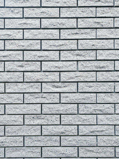 溝の深いグレー系石材タイルの外壁テクスチャー