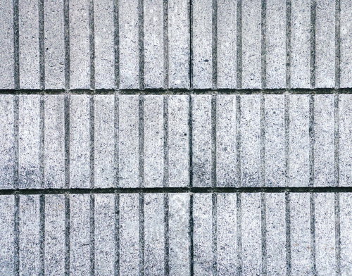 溝が規則正しく刻まれたブロック塀のテクスチャ