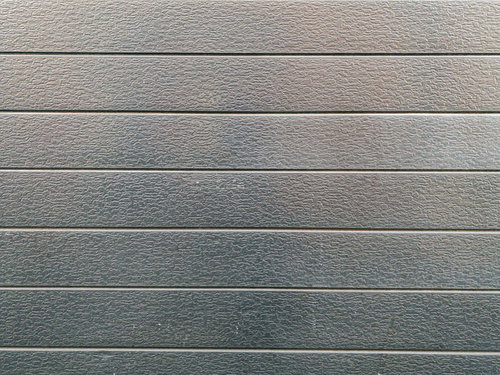 シルバーの金属製外壁パネルのテクスチャー