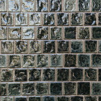艶のあるグレーの正方形タイル壁のテクスチャの写真