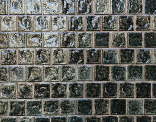 艶のあるグレーの正方形タイル壁のテクスチャ