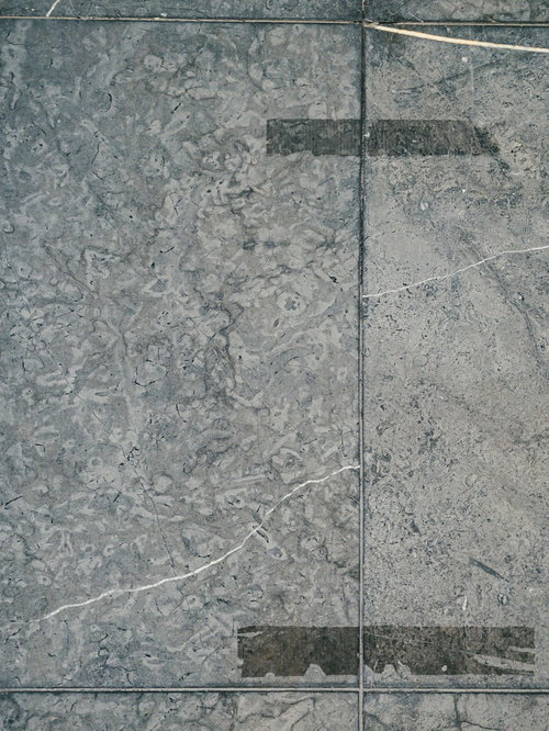 シール跡の残るコンクリート床のテクスチャ