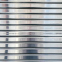 ステンレス製シャッターの横縞テクスチャの写真