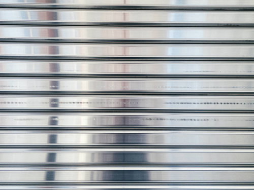 ステンレス製シャッターの横縞テクスチャ