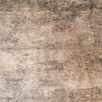 全体に濃い茶色と黒いシミが広がるベニヤ板の写真