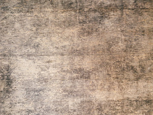 全体に濃い茶色と黒いシミが広がるベニヤ板