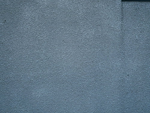 雨ダレが流れるグレーのモルタル外壁テクスチャ