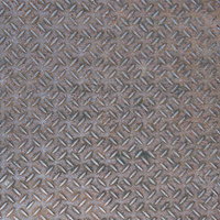 錆びた鉄製スロープの凹凸テクスチャと滑り止めパターンの写真