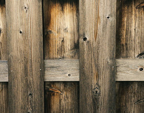 経年劣化した木製板壁の裏側テクスチャ