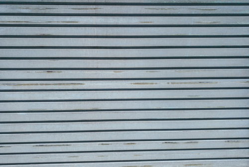 所々擦れたグレーの金属製シャッター（テクスチャ）