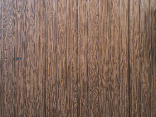 縦に流れる木目調の茶色い壁のテクスチャー