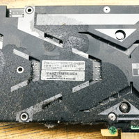 3年稼働し続けたマイニング用グラフィックボードの裏面、液漏れで変色の写真