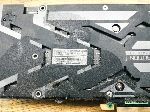 3年稼働し続けたマイニング用グラフィックボードの裏面、液漏れで変色