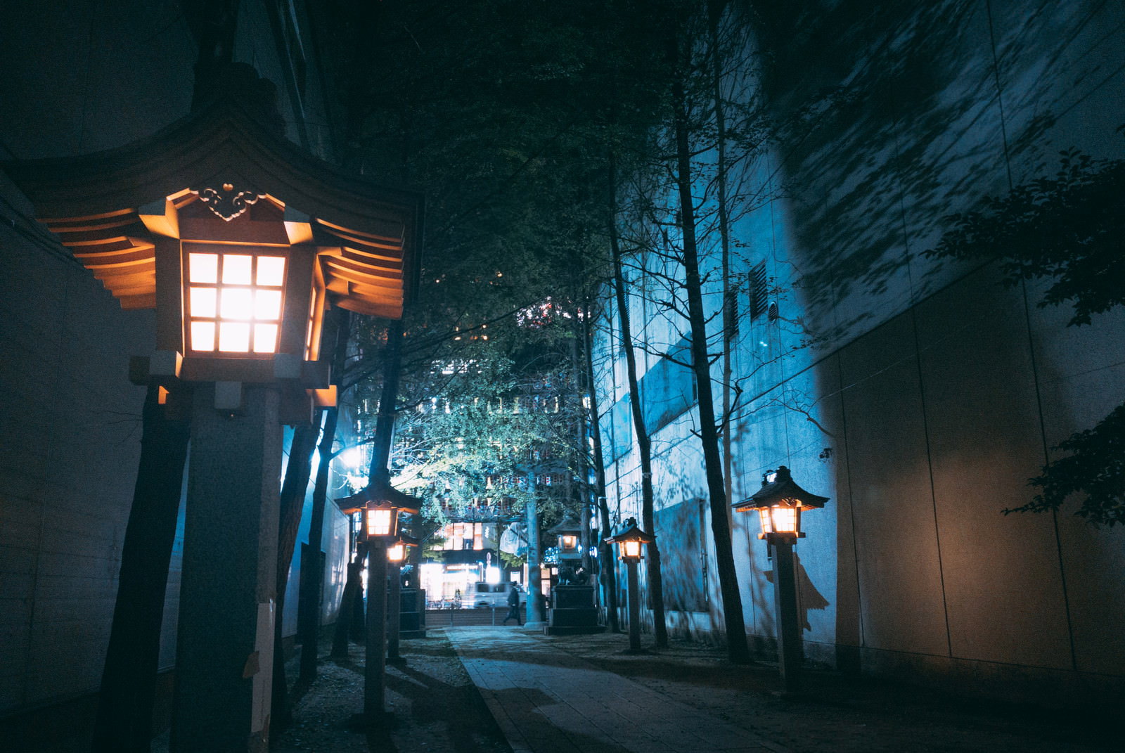 夜の新宿で雑居ビルに囲まれた花園神社の鳥居と入り口