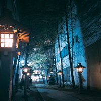 雑居ビルの間にある新宿花園神社の赤い鳥居と入り口の写真