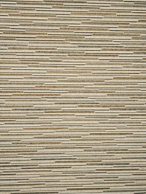 細長いベージュタイルが並ぶ外壁のテクスチャ