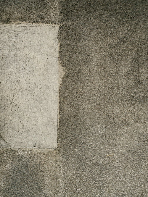 セメントで補修されたコンクリート壁の表面