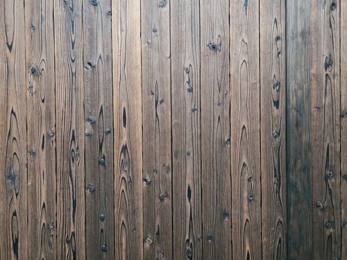 節の目立つ木の板壁のテクスチャー