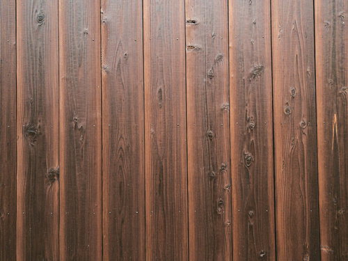 節目がボコボコした縦板の板壁のテクスチャー