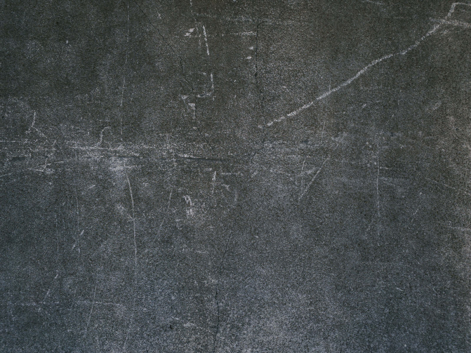 グレーのコンクリート外壁に複数のクラックが入った状態