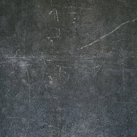 複数のクラックが入ったグレーのコンクリート外壁の写真