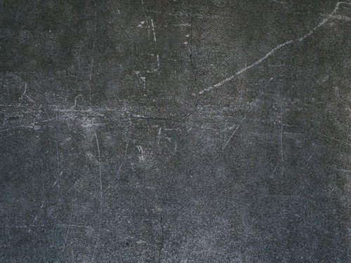 複数のクラックが入ったグレーのコンクリート外壁