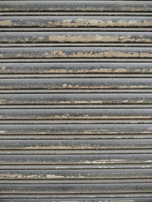 塗装剥げが目立つグレーの金属製鎧戸のテクスチャ