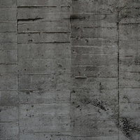 コンクリート壁に残る細かい枠板跡と経年変化の写真