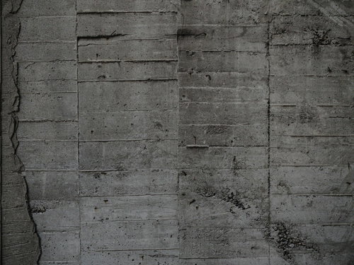 コンクリート壁に残る細かい枠板跡と経年変化