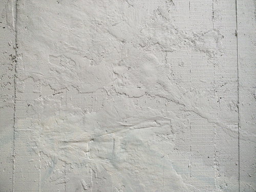 補修跡が目立つコンクリート壁のテクスチャ