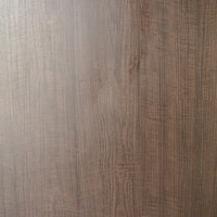 照明が当たる茶色い板壁のテクスチャと木目模様の写真