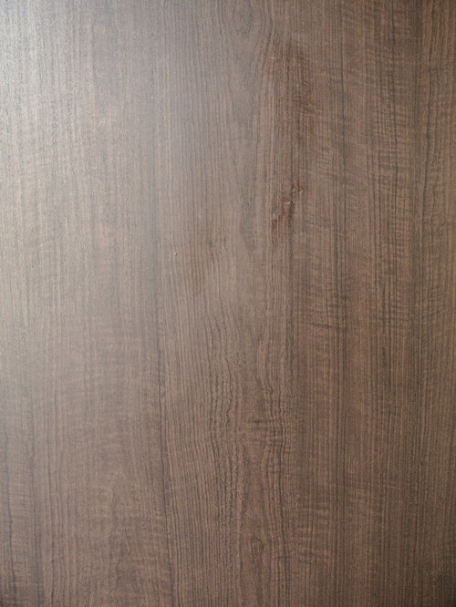 照明が当たる茶色い板壁のテクスチャと木目模様