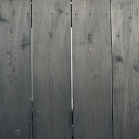 隙間を残したグレーの目隠し用縦板の写真