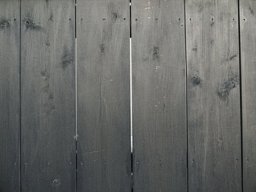 隙間を残したグレーの目隠し用縦板