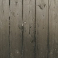 幅広板が並ぶ木製の目隠し壁の写真