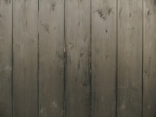 幅広板が並ぶ木製の目隠し壁