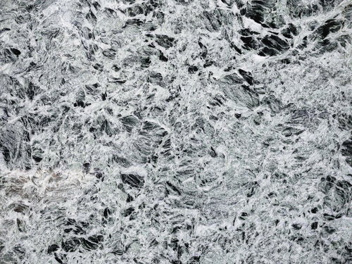 乾燥してひび割れた得体が知れないぬちょぬちゃした物体