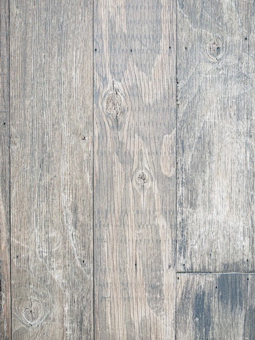 色が薄くなった板間のテクスチャと木目、節が浮き出た風化した古材