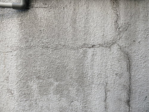 補修された壁のクラックとテクスチャ、経年劣化による凹凸