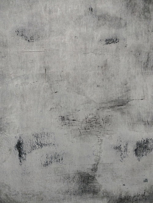 黒いシミと汚れがついたグレーのコンクリート壁