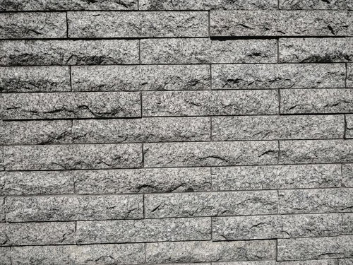 凹凸の影と外壁テクスチャー、石材タイルの壁面