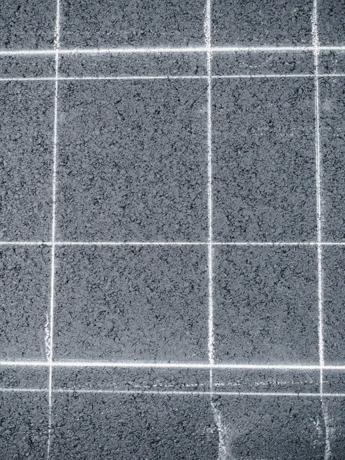 チョークリールで引かれたアスファルトの白い線