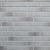 まばらに染みが残るグレーのタイル壁のテクスチャーの写真