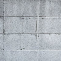 規則的に積み上げたグレーのブロック塀の壁の写真