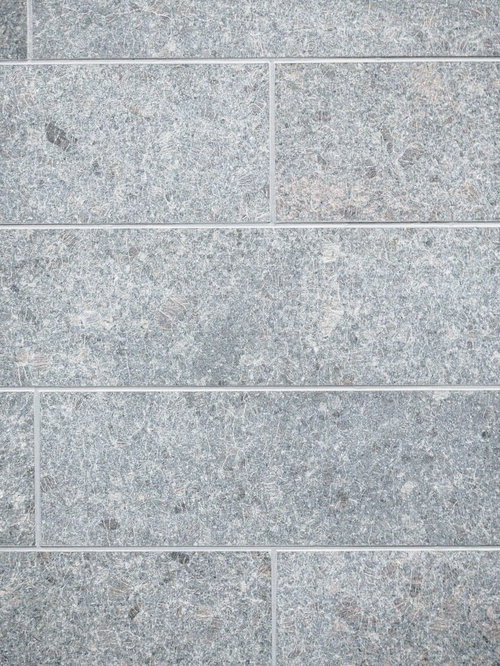 幅が広いグレーのタイル張りの壁